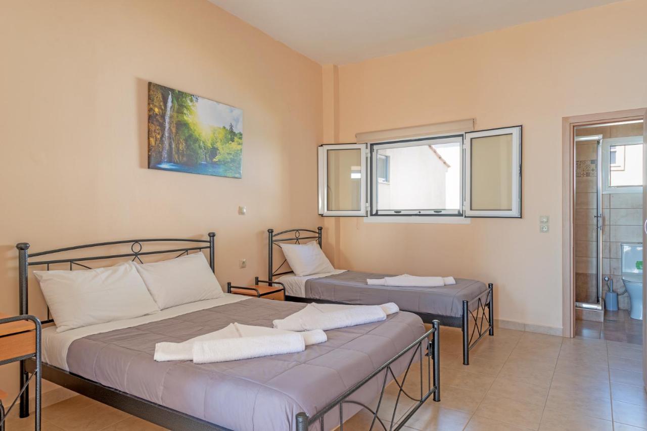 Akrogiali Studios Poros  Luaran gambar
