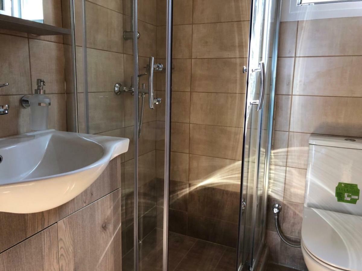 Akrogiali Studios Poros  Luaran gambar